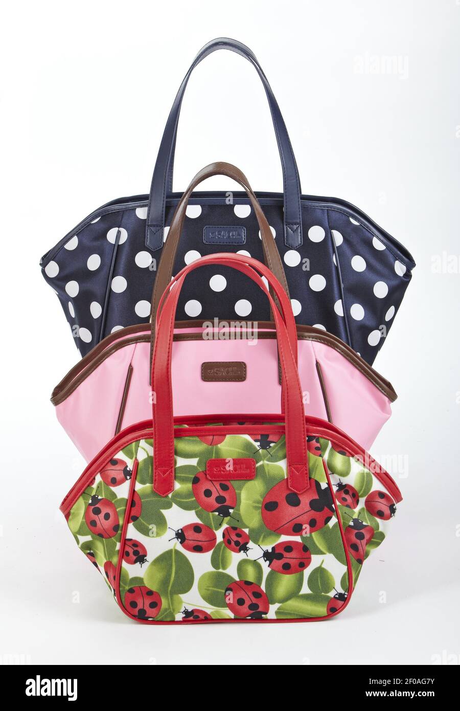 Las bolsas de Sachi pequeñas ($15), medianas ($19) y grandes ($21) 'dobles'  (sachi-bags.com) son bolsas de almuerzo aisladas diseñadas para ser  transportadas como una bolsa de mano. (Foto de MCT Fotografía de