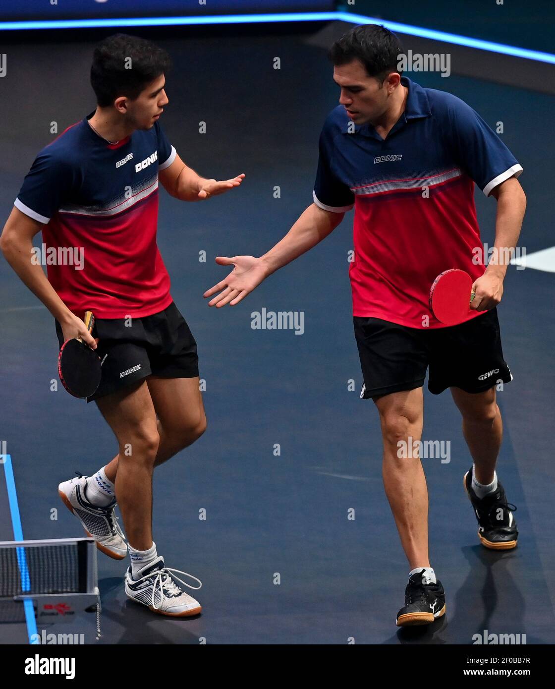 Doha. 6th de marzo de 2021. Gaston Alto (R) y Horacio Cifuentes de Argentina reaccionan durante la final de dobles de hombres contra Cho Daeseong y Lee Sangsu de Corea del Sur en el WTT Contender Doha en Doha, Qatar el 6 de marzo de 2021. Cho Daeseong y Lee Sangsu ganaron 3-2 para reclamar el título. Crédito: Nikku/Xinhua/Alamy Live News Foto de stock