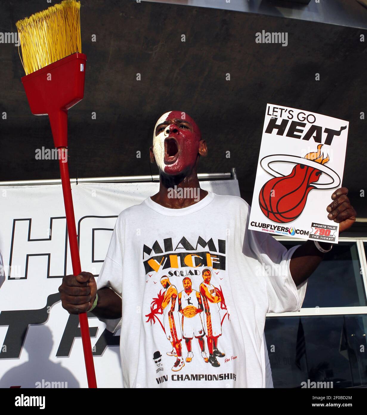 El fan de Miami Heat Tyrone Jackson grita fuera de la arena con una escoba  esperando un barrido por el Heat contra los Mavericks de Dallas, antes del  Juego 2 de las