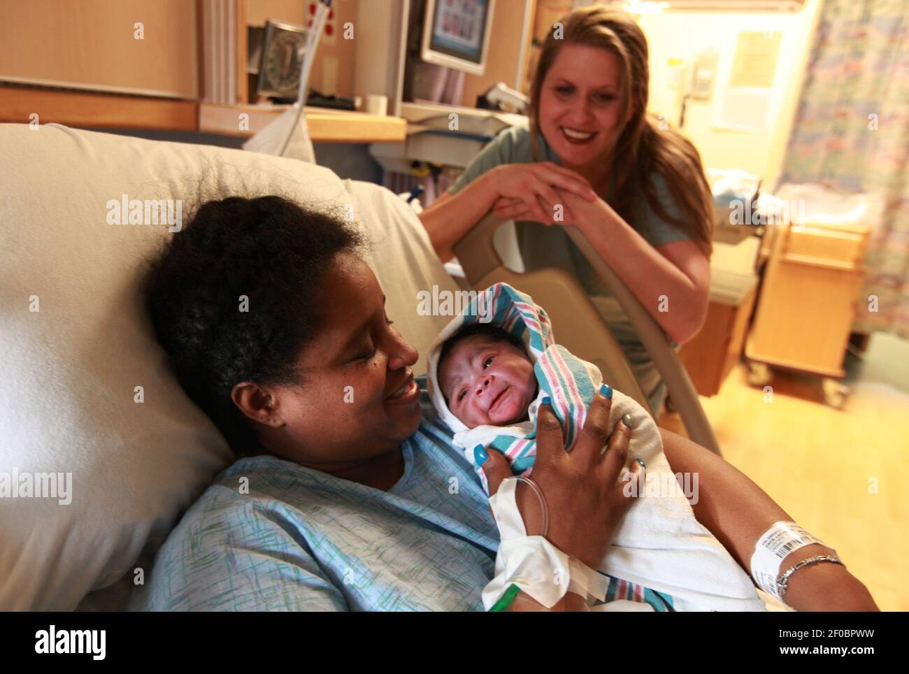 Lacynthia Davis De 41 Anos Tiene A Su Bebe Recien Nacido A Rihanna Watson Como La Partera Mary Milkey Mira En El Hospital De Mujeres Hutzel En Detroit Michigan El Jueves 12 De