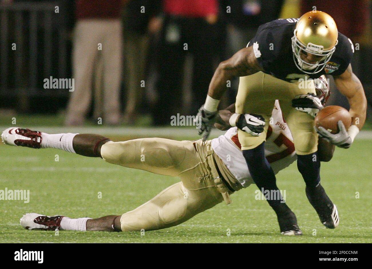 El receptor de ancho de Notre Dame Michael Floyd arrastra a lo largo