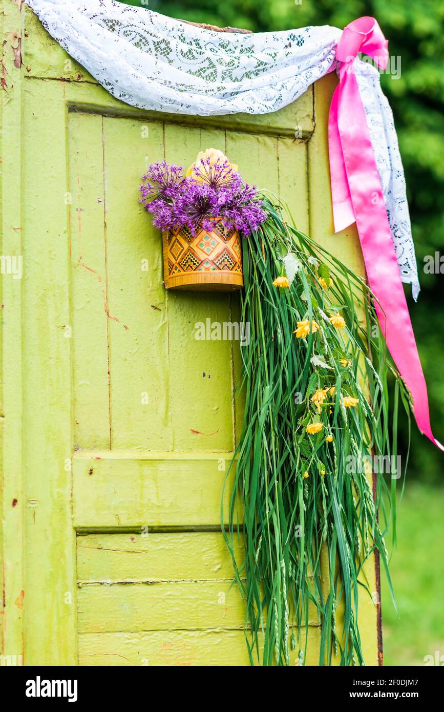Puertas de madera decoradas con flores Fotografía de stock - Alamy