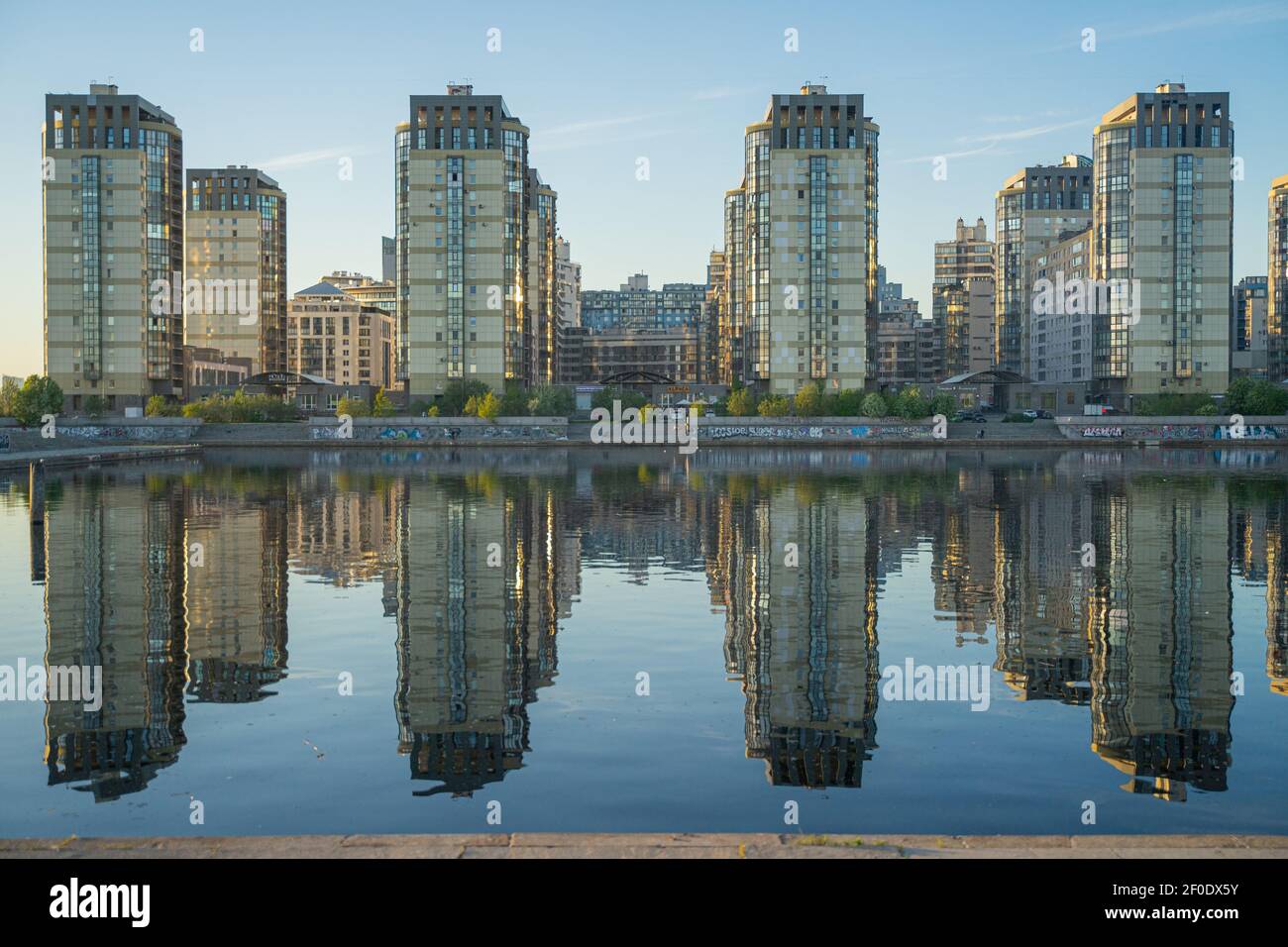 Nuevas viviendas residenciales en el río Smolenka, la isla Vasilievskiy, San Petersburgo, Rusia, reflejadas en el agua Foto de stock