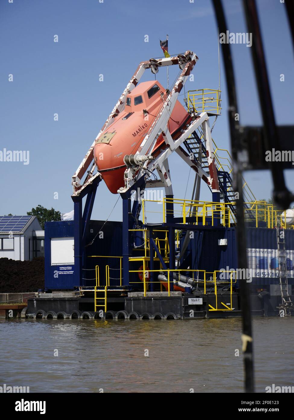 Barco salvavidas para fines de formación - escuela náutica en Leer - Frisia del Este Foto de stock