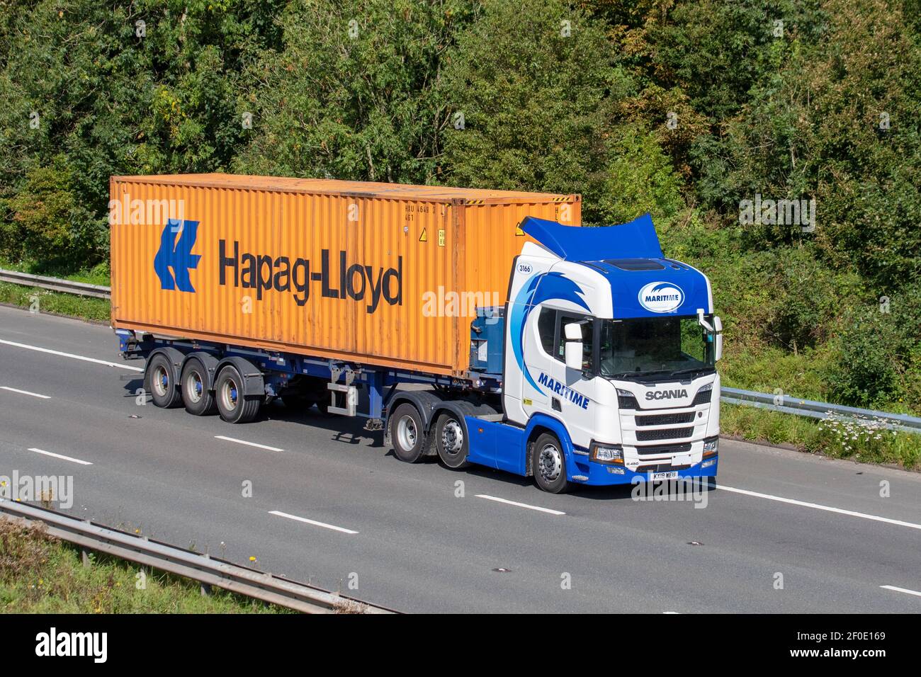 Azul marítimo blanco camiones de transporte, camiones, vehículos pesados, transporte, camiones, Transporte de carga, vehículo Scania R 480, industria europea de transporte comercial HGV, M6 en Manchester, Reino Unido Foto de stock