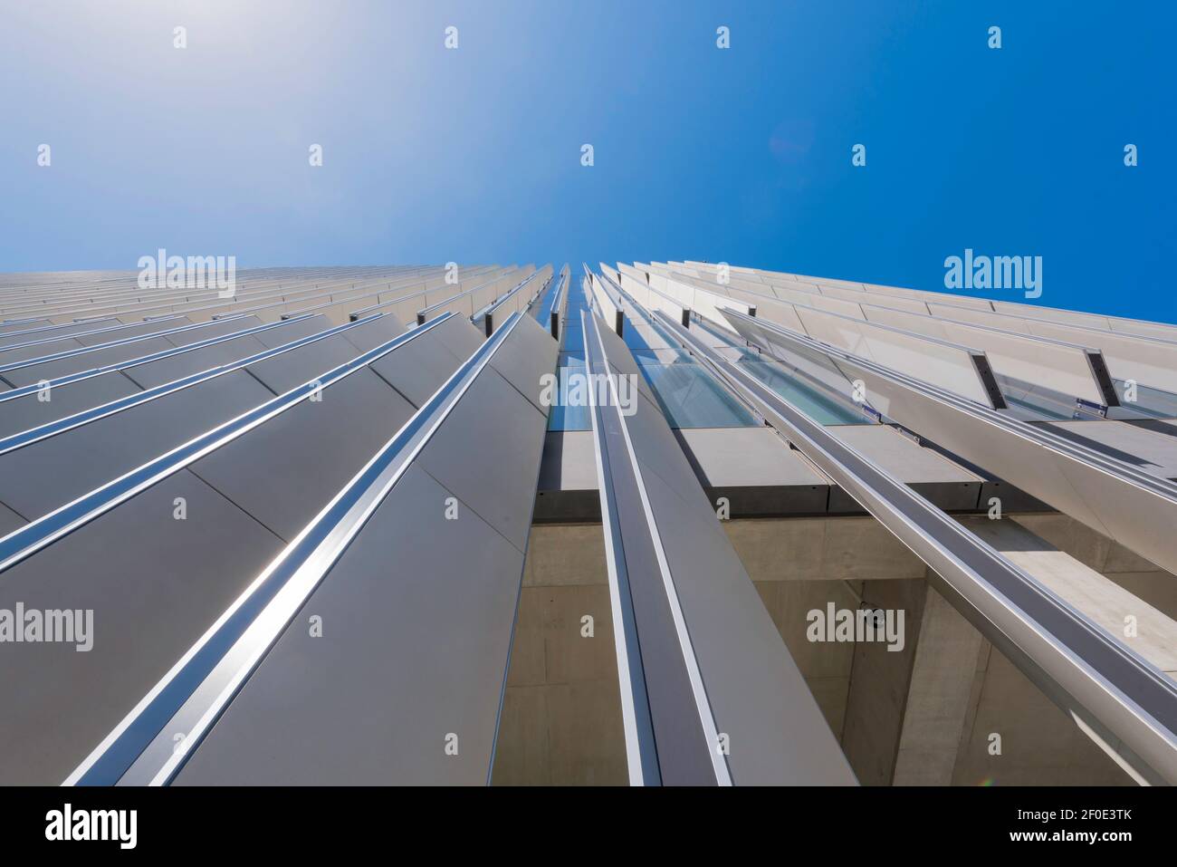 Paneles exteriores móviles de sombra en el edificio de Ciencia e Ingeniería (SEB), completados en febrero de 2019 por Multiplex para la Universidad de NW Foto de stock
