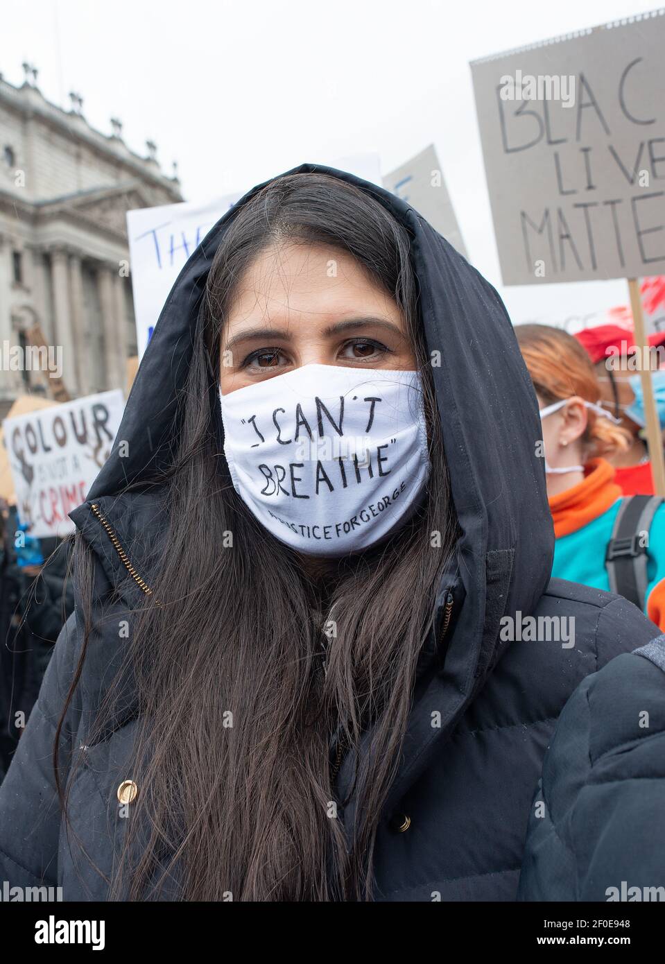 El partidario de la BLM que lleva la máscara de la cara leyendo no puedo RESPIRAR, en la manifestación de Black Lives Matter, Londres, en protesta por la reciente brutalidad policial de los Estados Unidos. Foto de stock