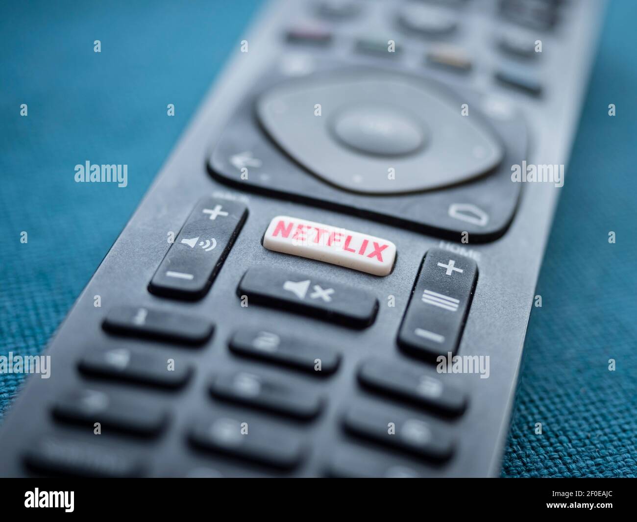 Primer plano del logotipo de Netflix en el botón de un Mando a distancia del televisor Foto de stock