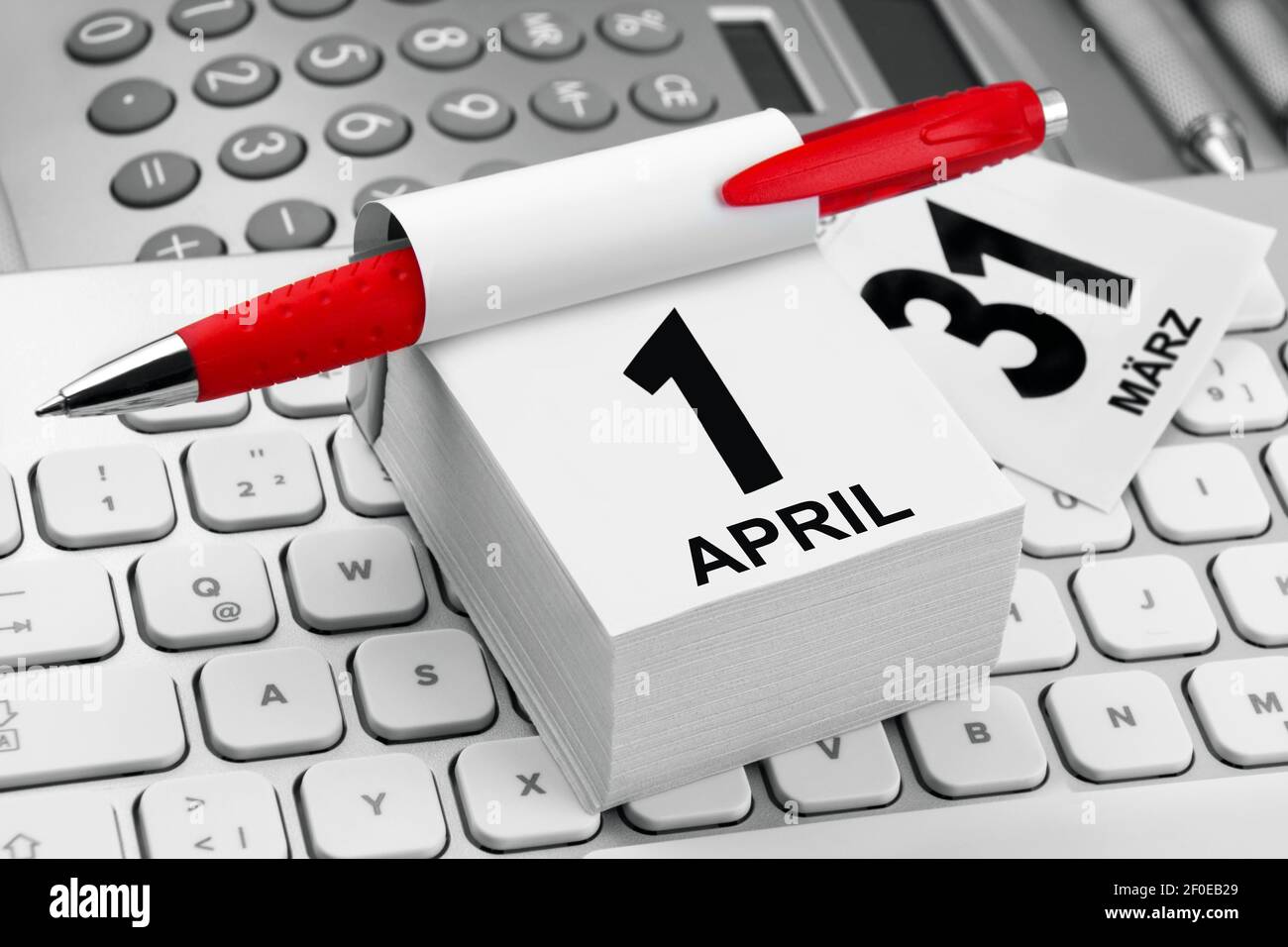 Negocio Kalender 1. April mit Rechner und PC Keyboard Foto de stock