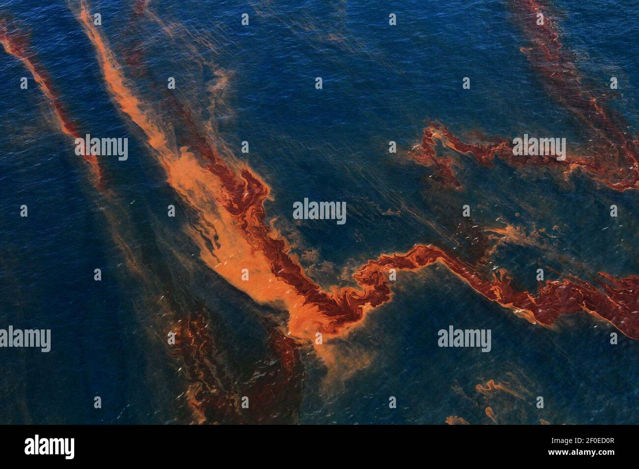 Petróleo y dispersante en la superficie del agua en el Golfo de México el 20 de mayo de 2010, un mes después del inicio del derrame de petróleo Deepwater Horizon. (James Edward Bates/Biloxi Sun Herald/TNS) Foto de stock