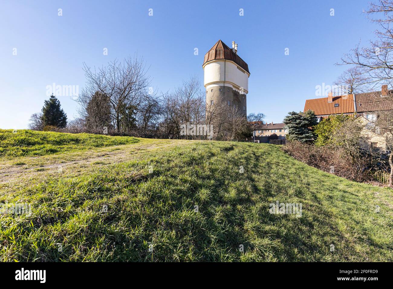 Duisburg - Vista a Hohenbudberg agua towerfrom aside, construido en 1915/1916 por la administración de ferrocarril prusiano para abastecer al mariscal Hohenbudberg Foto de stock