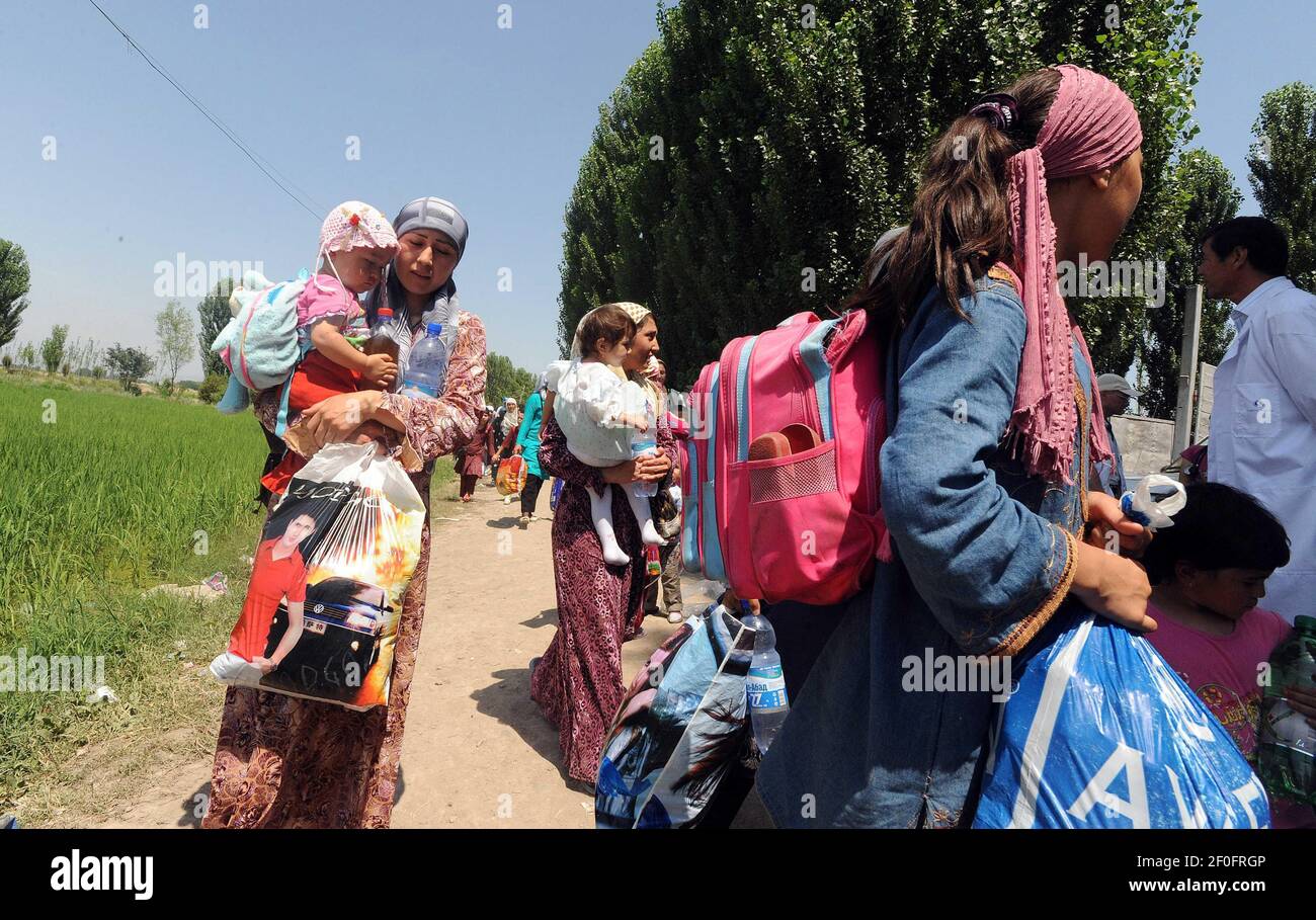 23 de junio de 2010 - Balti Kazyk, Kirguistán - miles de kirguís regresan a casa a pesar de no tener lugar para quedarse, visto en esta foto publicada por el ACNUR. Crédito de la foto: ACNUR /S. Schulman/ Sipa Press/1006291651 Foto de stock