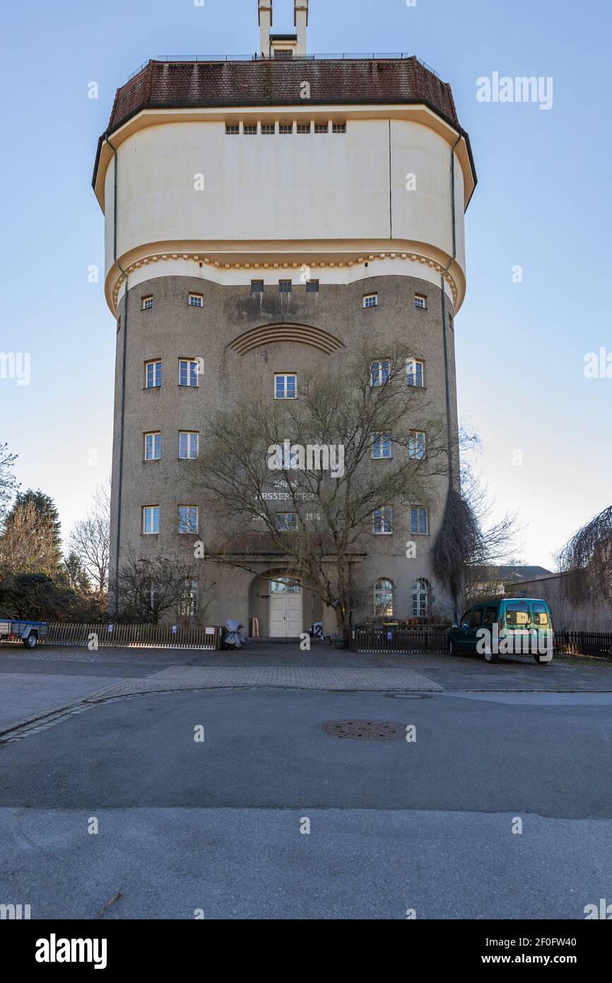 Duisburg - Vista a la torre de agua de Hohenbudberg, construida en 1915/1916 por la administración ferroviaria prusiana para abastecer el astillero de Hohenbudberg an Foto de stock