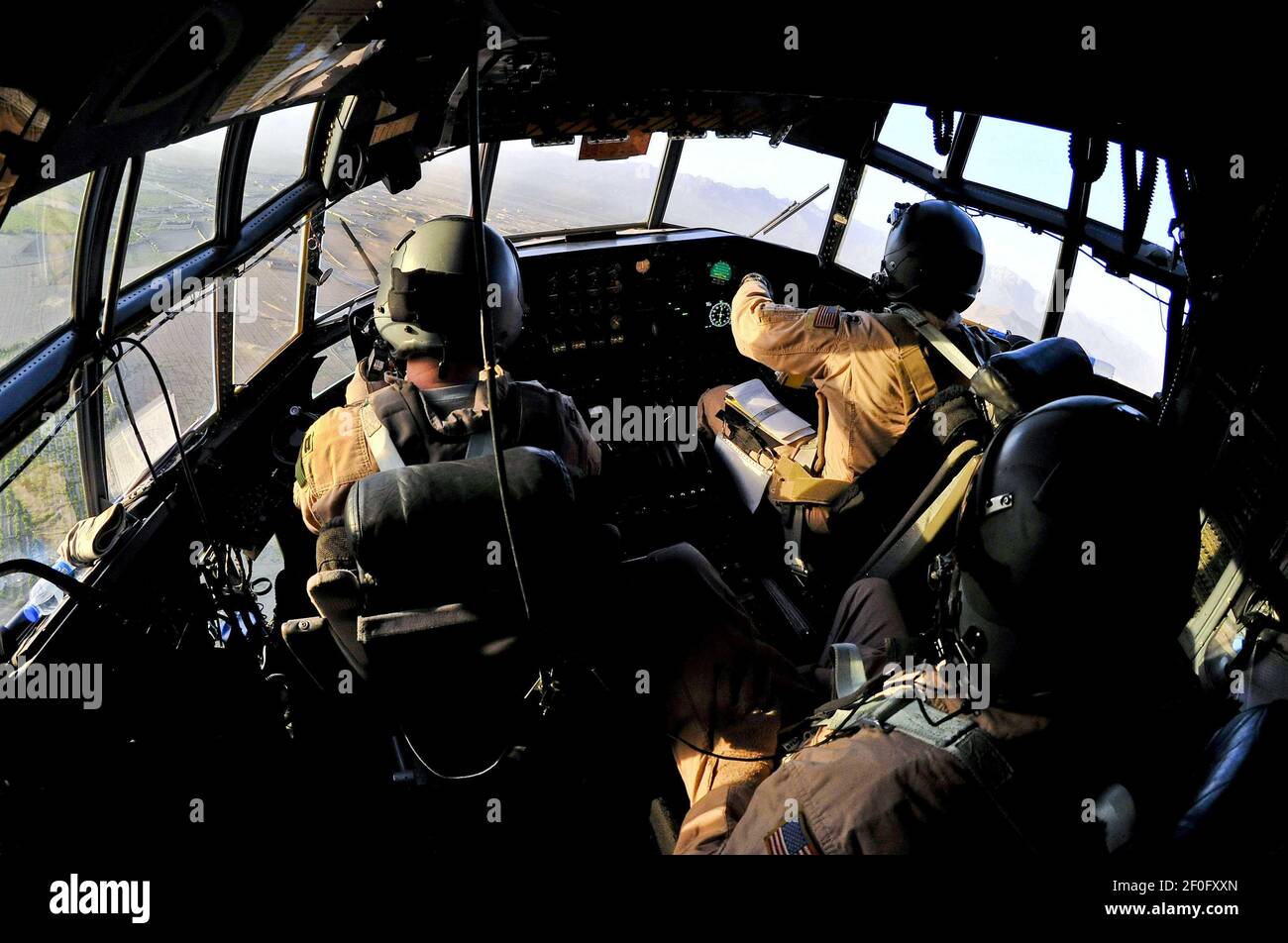 31 de julio de 2010 - Bagram Airfield, Afganistán - los aviadores de la Fuerza Aérea de EE.UU. Vuelan Halal Meals a Pakistán como parte de una misión de ayuda humanitaria para ayudar a más de 50.000 personas desplazadas por las inundaciones, 31 de julio de 2010. Las comidas Halal se preparan de acuerdo a la tradición islámica. La tripulación, asignada al Ala Expedicionaria Aérea 455th, forma parte de una Unidad de la Guardia Nacional Aérea desplegada desde Peoria, Illinois. Photo Credit: Christopher Boitz/DOD/Sipa Press (LANZADO)/1008022214 Foto de stock