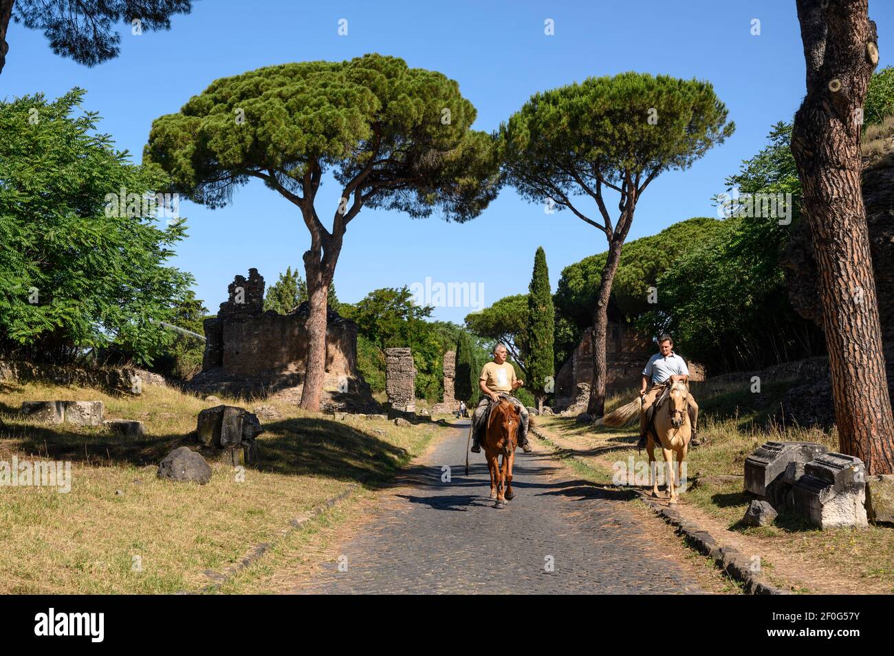 Roma. Italia. Paseos a caballo por la Via Appia Antica (vía Apia). Foto de stock