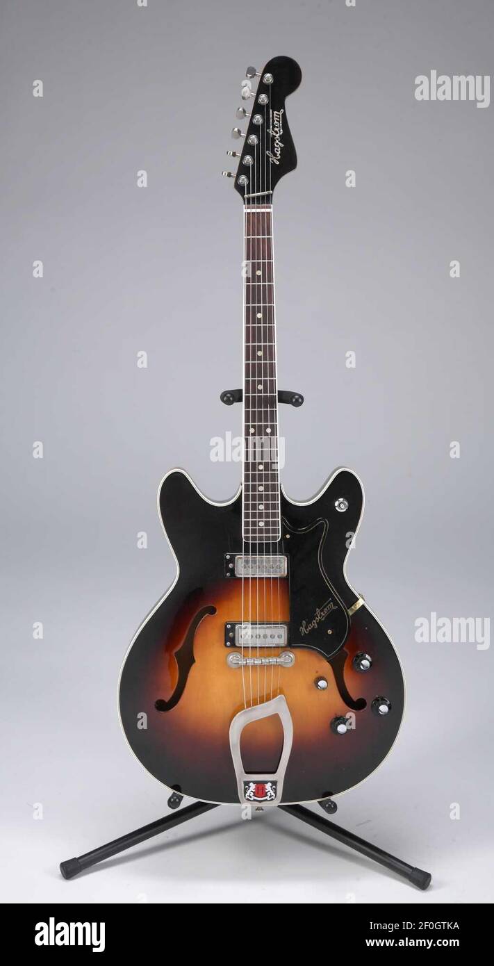 10 de noviembre de 2010 - Nueva York, NY - una guitarra Hagstrom Viking con  acabado de tabaco Sunburst propiedad de Elvis Presley, número de serie  680961. La guitarra, interpretada por Presley