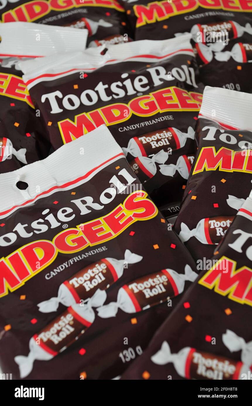 15 de marzo de 2010 - Surrey, B.C., Canadá - Paquetes de Tootsie Roll Midgees y dulces individuales se ven en esta fotografía posada. Se espera que Tootsie Roll anuncie ganancias el miércoles, 17 de marzo de 2010. Crédito de la foto: Adrian Brown / Sipa Press./1003161526 Foto de stock