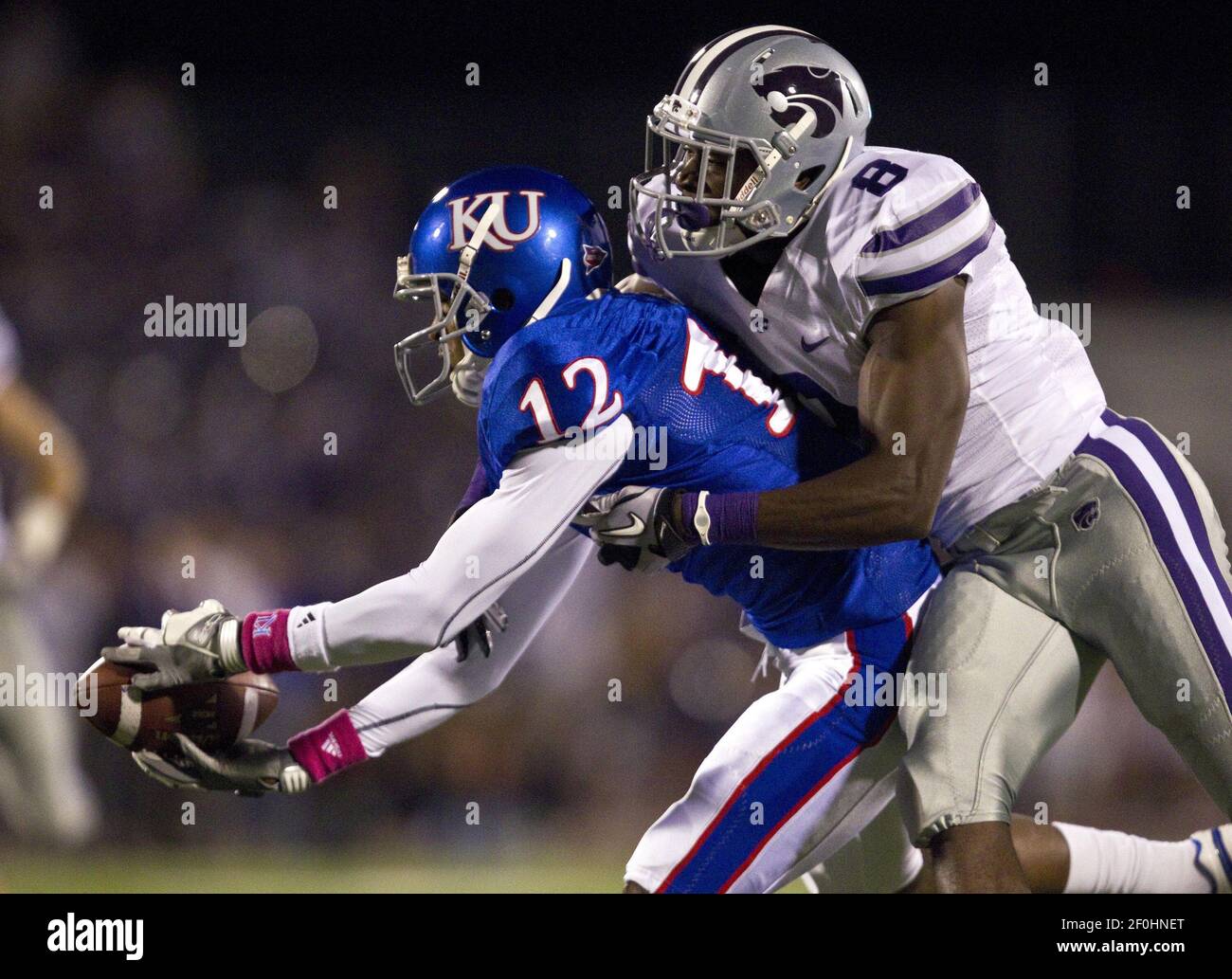 El receptor de Kansas Christian Matthews (12) no pudo mantener un pase