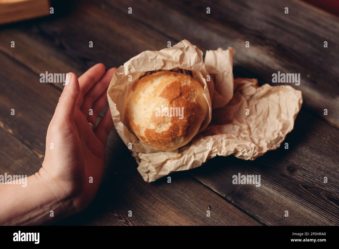 pan de harina de pan producto bandeja de cartón de madera y papel embalaje  Fotografía de stock - Alamy