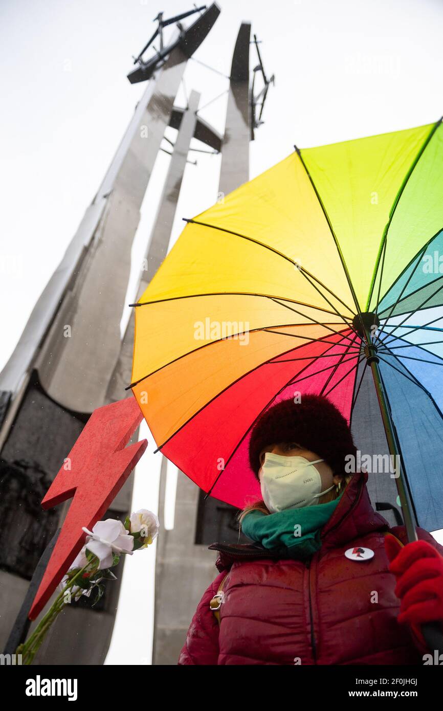Un manifestante visto sosteniendo un de arco iris junto a símbolo de rayo rojo para la huelga de mujeres durante el Manifa.el lema de este Manifa destaca el mensaje