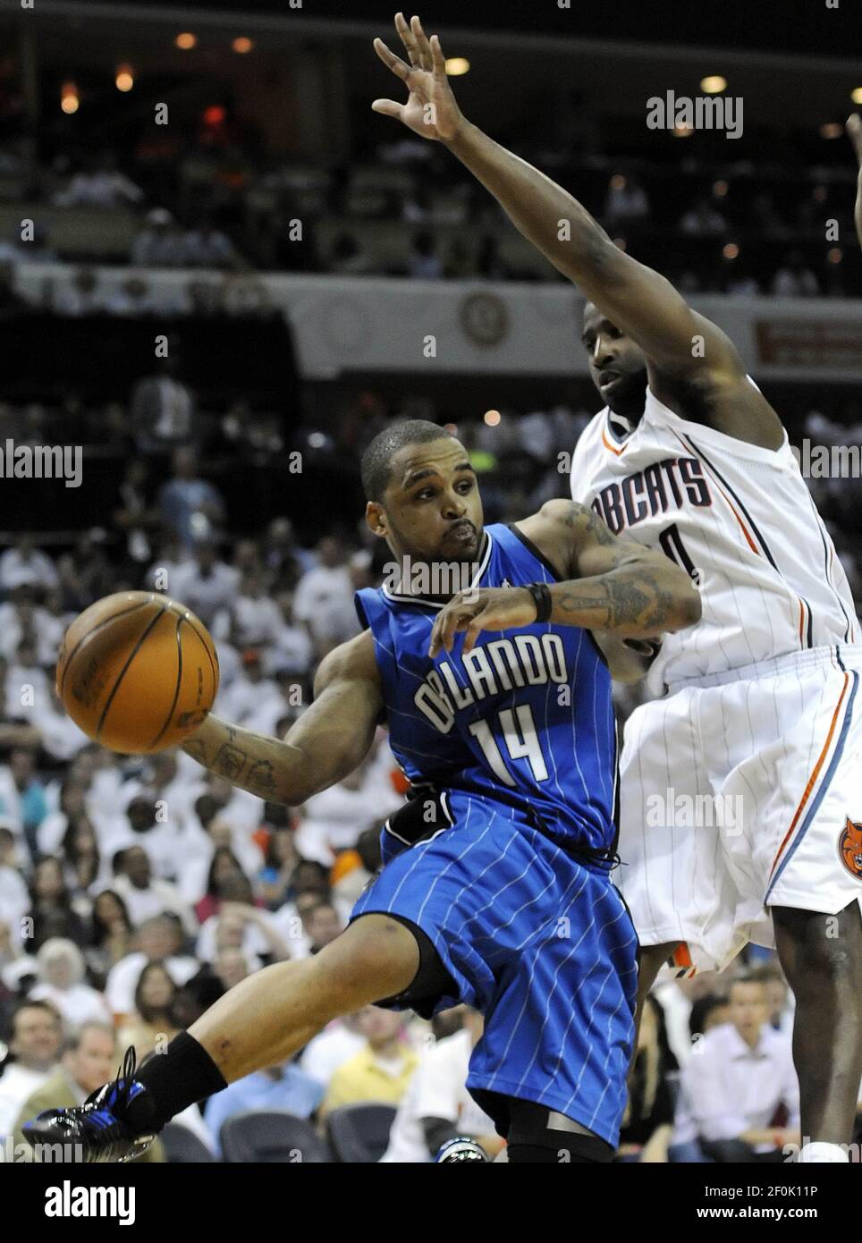 Orlando Magic Apos S Jameer Nelson 14 Conduce Alrededor De Charlotte Bobcats Apos Raymond Felton Durante La Segunda Mitad Del Juego 3 De Los Playoffs De La Nba Eastern Conference En Time Warner Cable