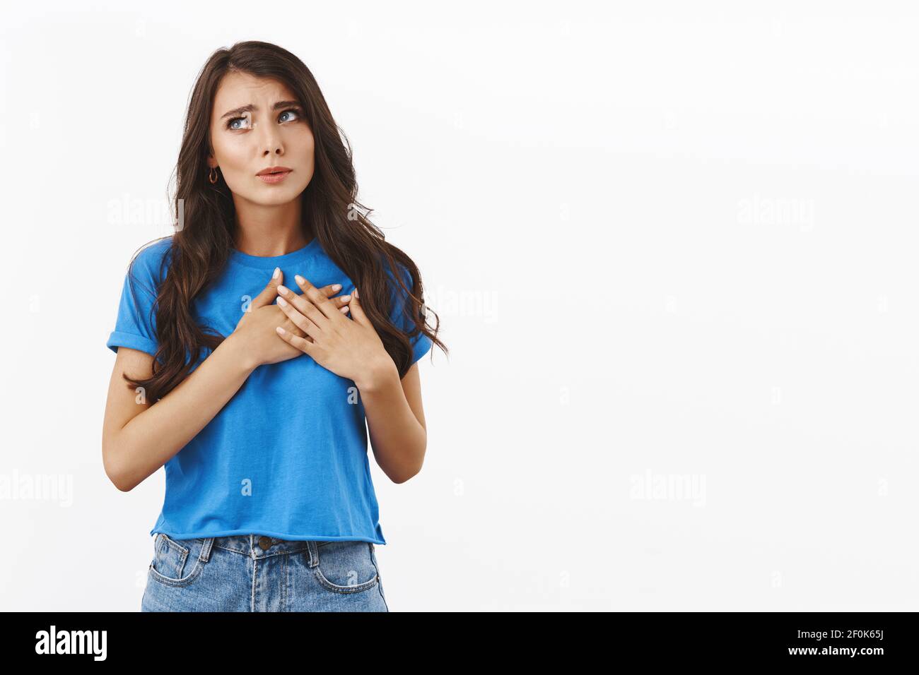 Emotiva chica morena linda sentir compasión hacia la historia de la