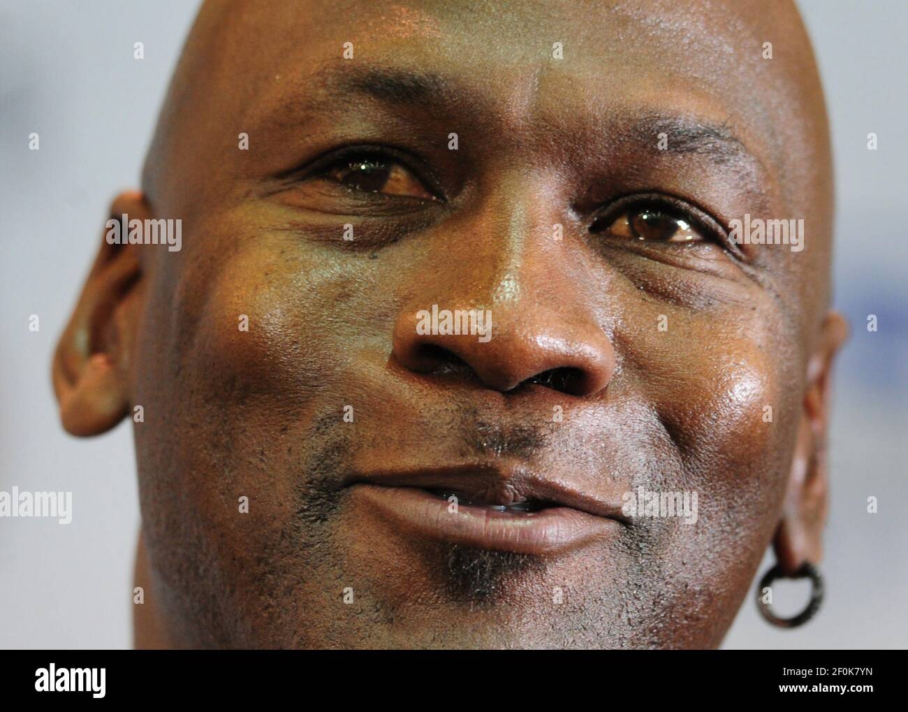 Michael Jordan sonríe después de ser presentado por el ex propietario del  equipo Charlotte Bobcats Bob Johnson, jueves, 18 de marzo de 2010, en  Charlotte, Carolina del Norte. La Junta Directiva de