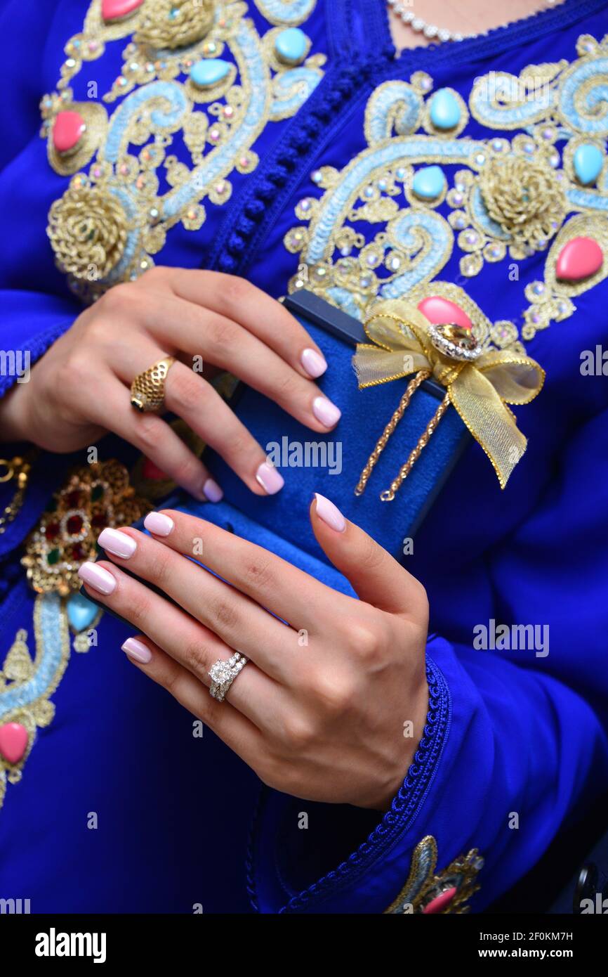 Café árabe. Un caftán azul en el cuerpo de una mujer de Dubai Foto de stock