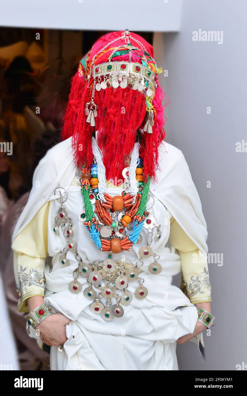 El vestido de la novia amazigh. La novia marroquí bárbara. Henna y joyas  Fotografía de stock - Alamy
