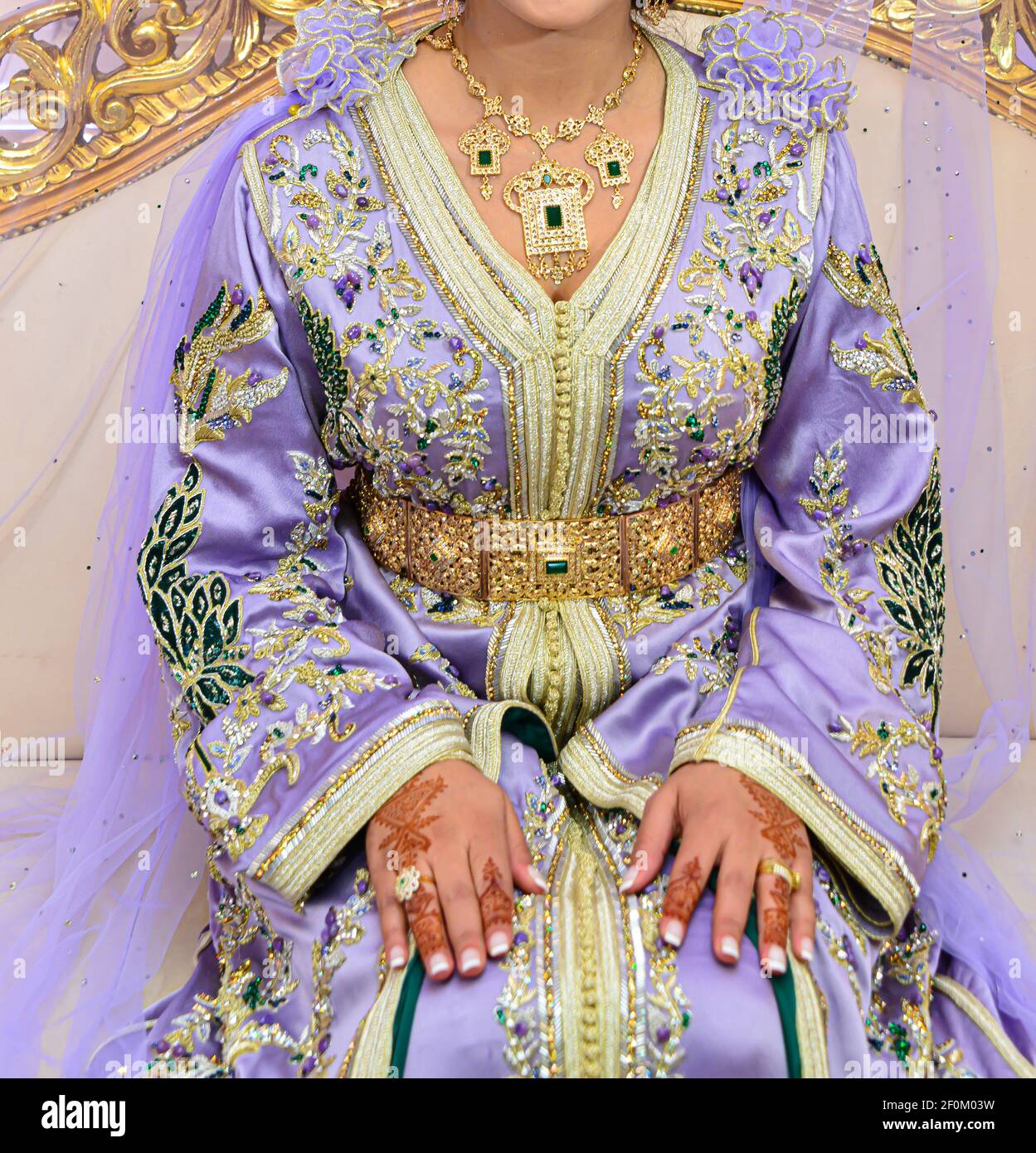 Una novia marroquí se sienta en la silla de la boda con el vestido  tradicional marroquí. El caftán Fotografía de stock - Alamy