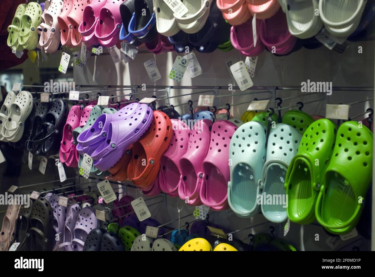 El miércoles 24 de diciembre de 2008 se ve una exhibición de calzado Crocs  en una tienda de artículos deportivos en Nueva York. Según un análisis del  Buckingham Research Group, tanto Crocs