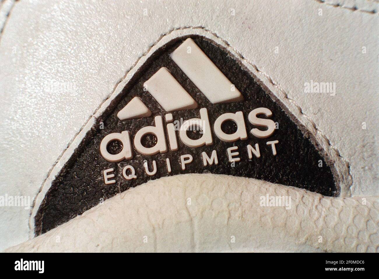 Primer plano del logotipo de Adidas en una zapatilla Nueva York. Adidas demandando a Forever 21 por el uso de su logotipo de tres bandas que la compañía de sportswear