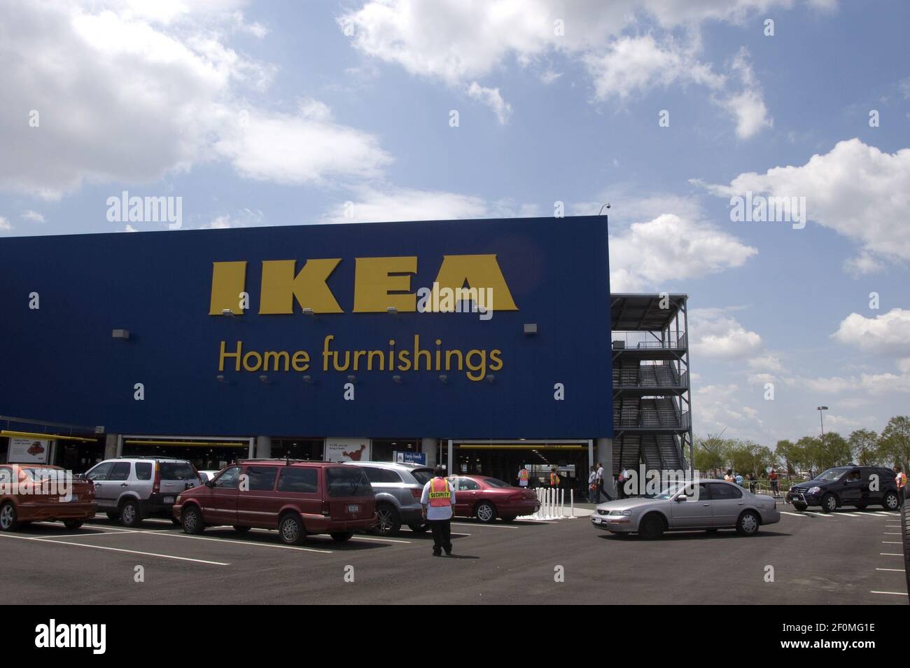 El día de apertura de la tienda IKEA de muebles para el hogar en el  vecindario de Red Hook en el barrio de Brooklyn en Nueva York Fotografía de  stock - Alamy