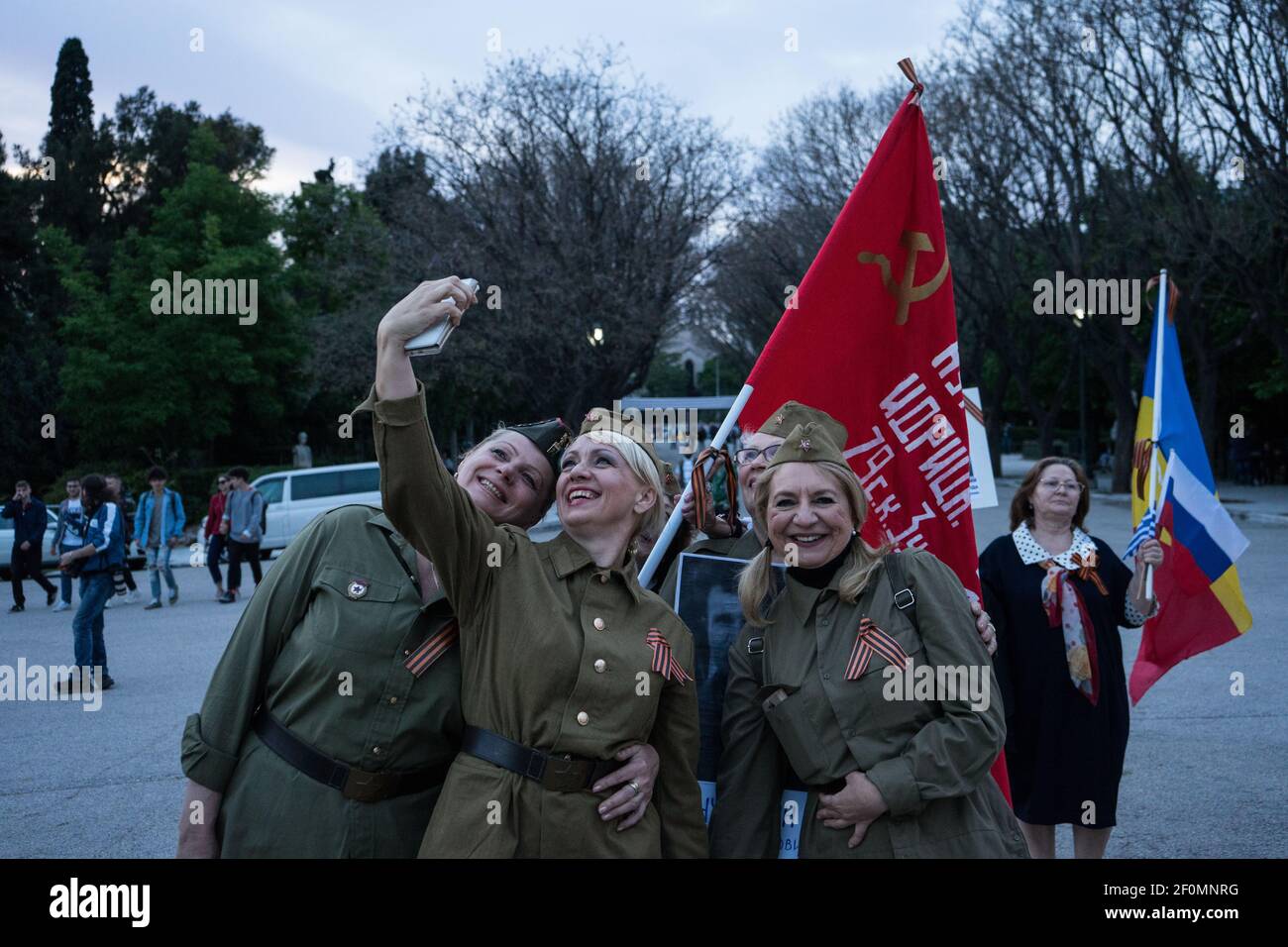 Las mujeres en uniformes de la URSS vieron tomar un selfie durante la  celebración. Los participantes celebraron el 74th aniversario de la  victoria sobre los nazis por la URSS en la Segunda