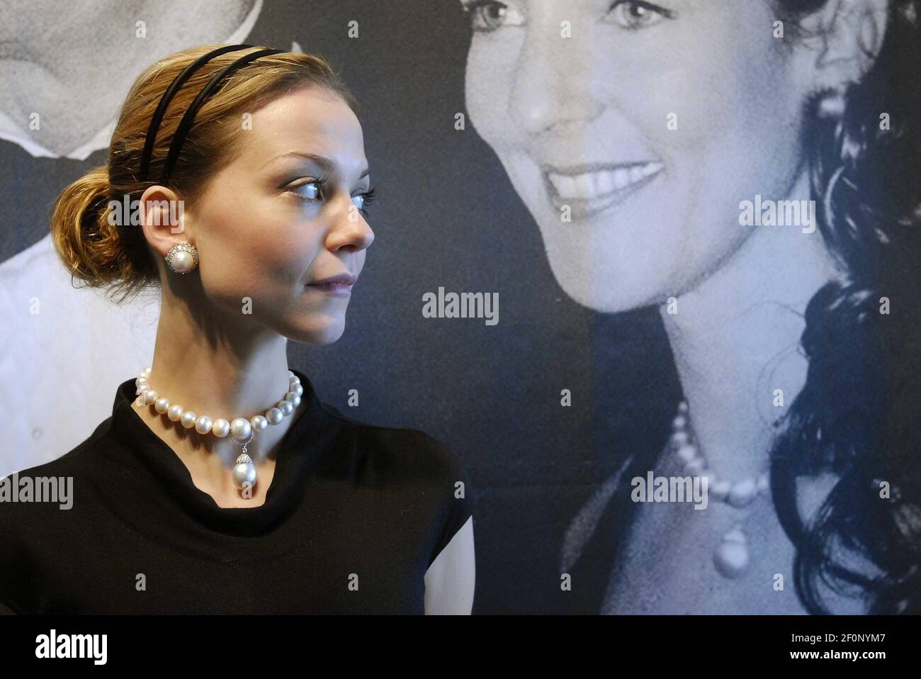 29 de noviembre de 2007- Nueva York, NY- UN modelo muestra un collar, y clips de oreja hechos de perlas naturales de la de Kelly y Calvin Klein que son