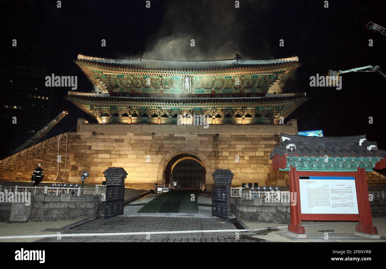 10 Febrero 2008 - Seúl, Corea del Sur - Vista del Fuego en la puerta  Namdaemun (Soongryemoon), uno de los sitios más históricos de Corea del  Sur, en Seúl. La estructura de