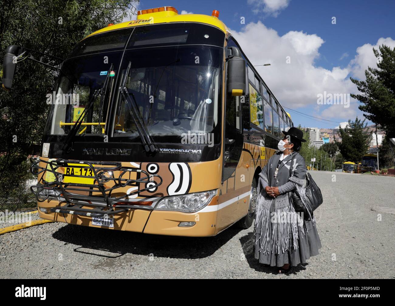 esperanza Chaise longue terminar Mercedes Quispe, un conductor del servicio de autobuses Puma Katari,  inspecciona un autobús en la Paz,