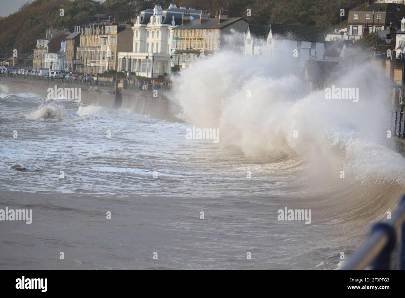 Mar del Norte tormentoso - olas rompiendo en el Muro del Mar - Agua Blanca - agua poderosa - Mar peligroso - Stormy Tiempo - Filey Bay - Yorkshire Reino Unido Foto de stock