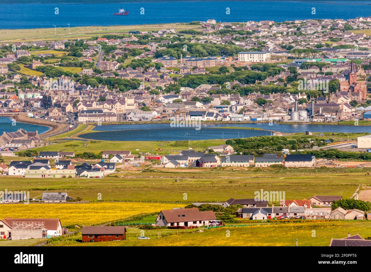 Una vista elevada de Kirkwall en Mainland, Orkney con el Mar de Peedie en la distancia media. Kirkwall es la ciudad más grande de Orkney. Foto de stock