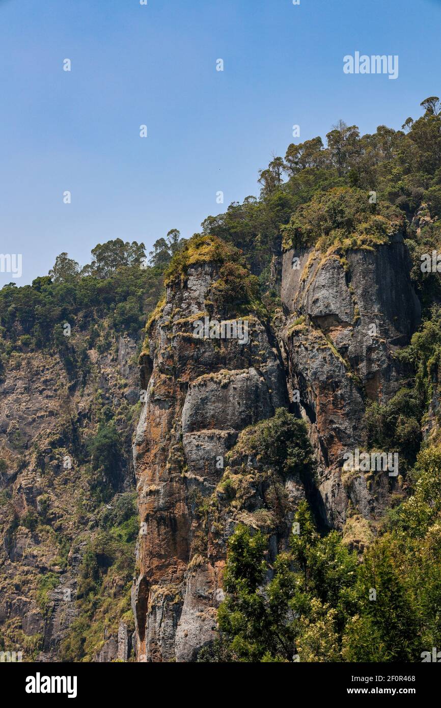 Vista de las rocas de granito de pie como pilares como visto desde el ...