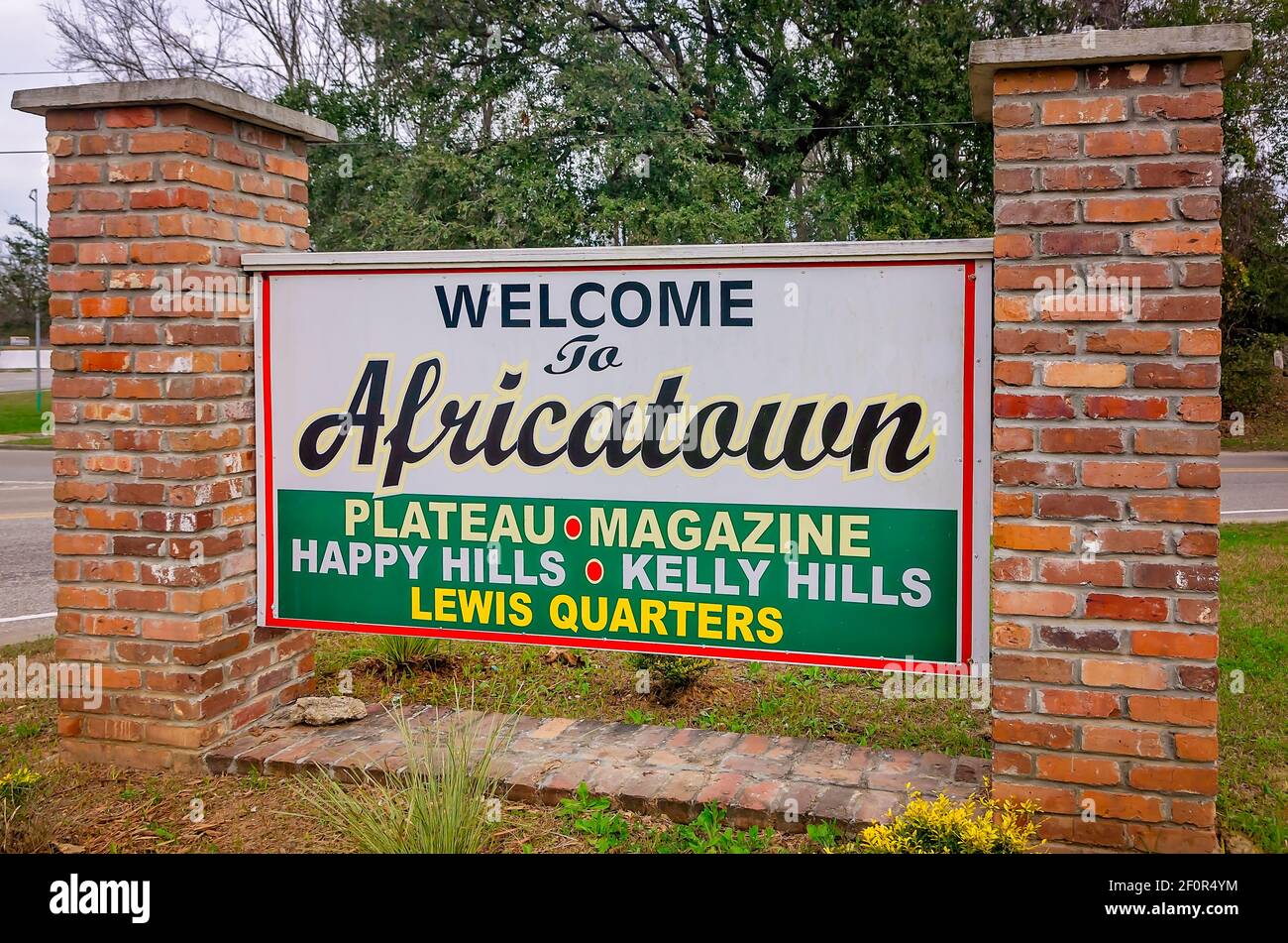 Un cartel da la bienvenida a los visitantes de Africatownin Mobile