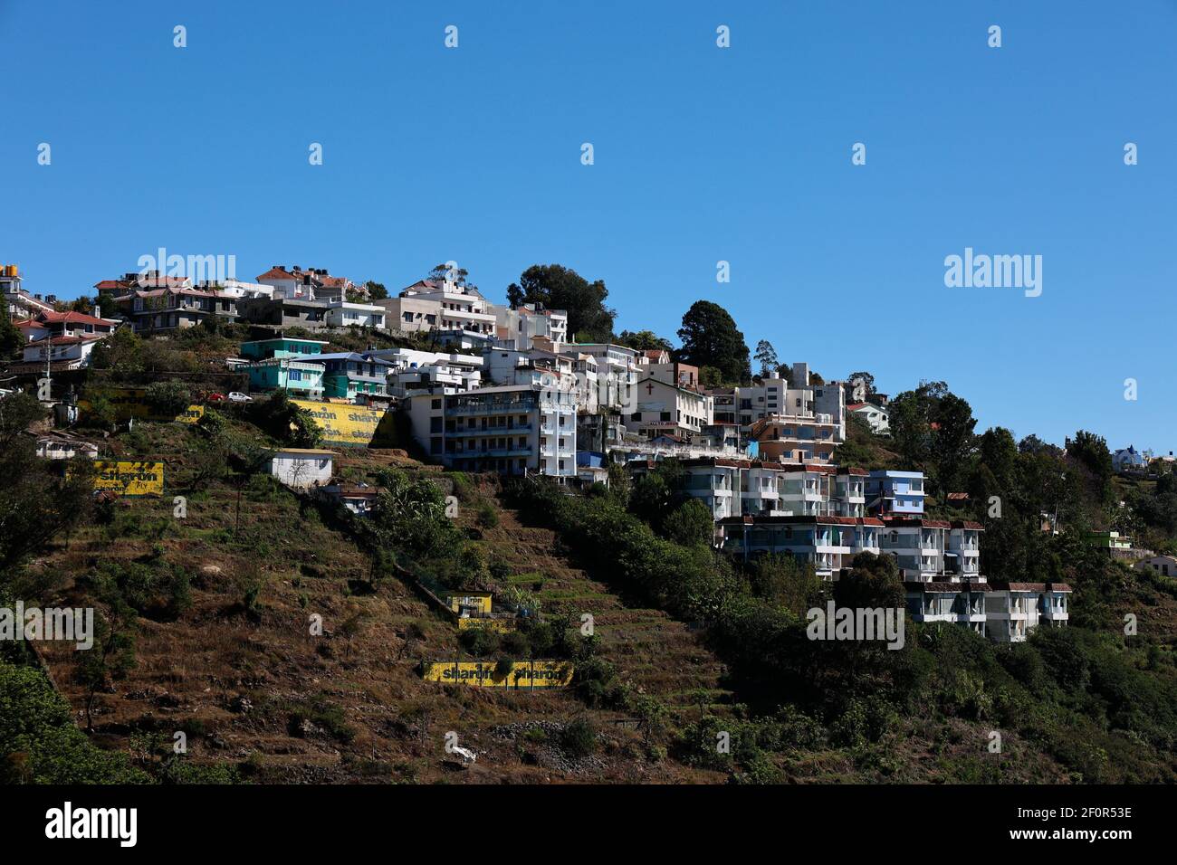 Vista de las casas construidas en las laderas de la montaña en la estación de la colina de Kodaikanal en Dindigul, Tamil Nadu, India Foto de stock