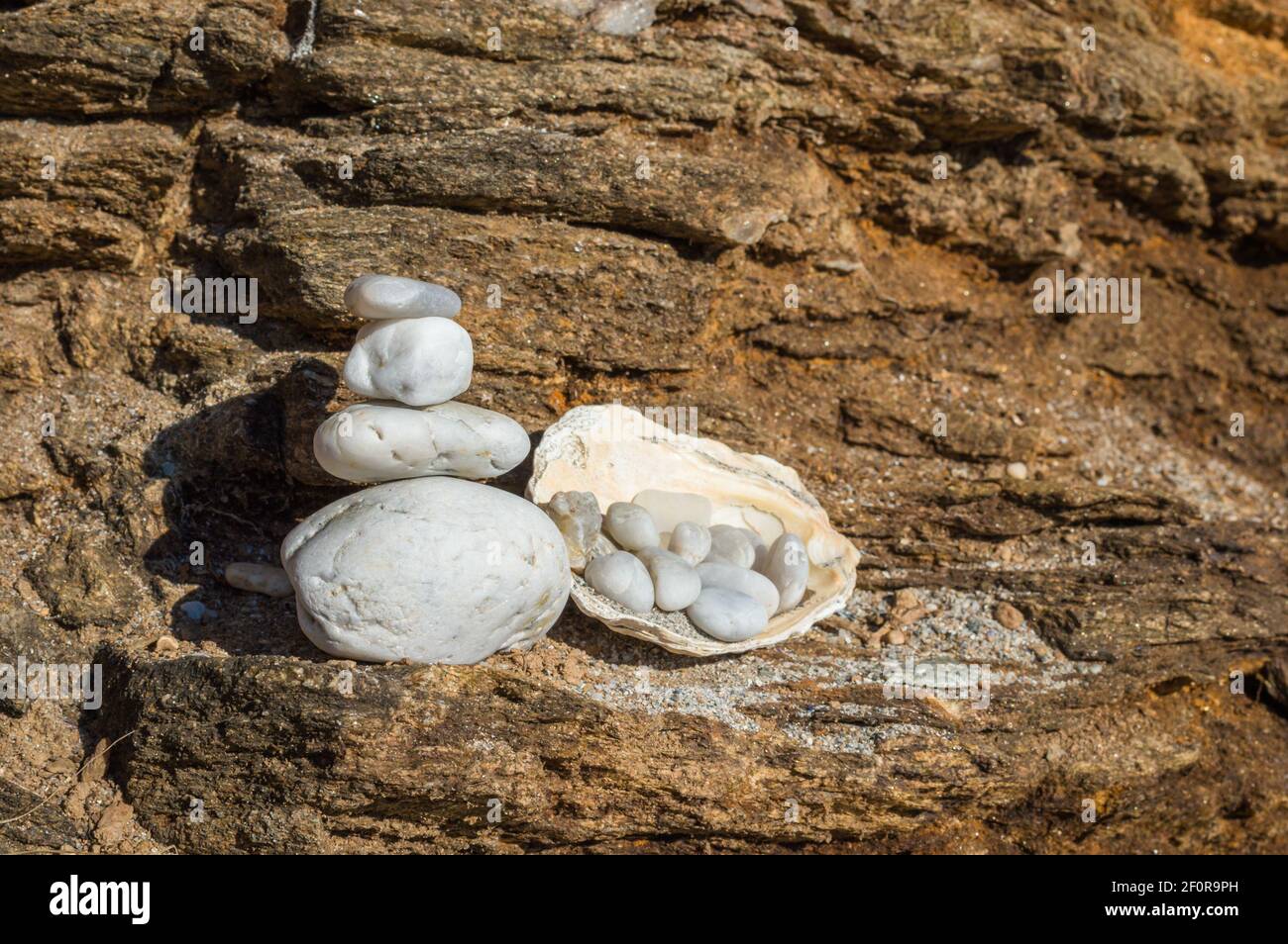 Guijarros blancos y equilibrio piedras Foto de stock
