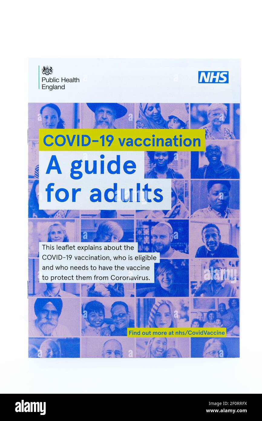 Un folleto de la guía de vacunación para adultos NHS Covid 19 del Reino Unido. La guía está provista de cartas enviadas a las personas invitándoles a reservar su vacunación Foto de stock