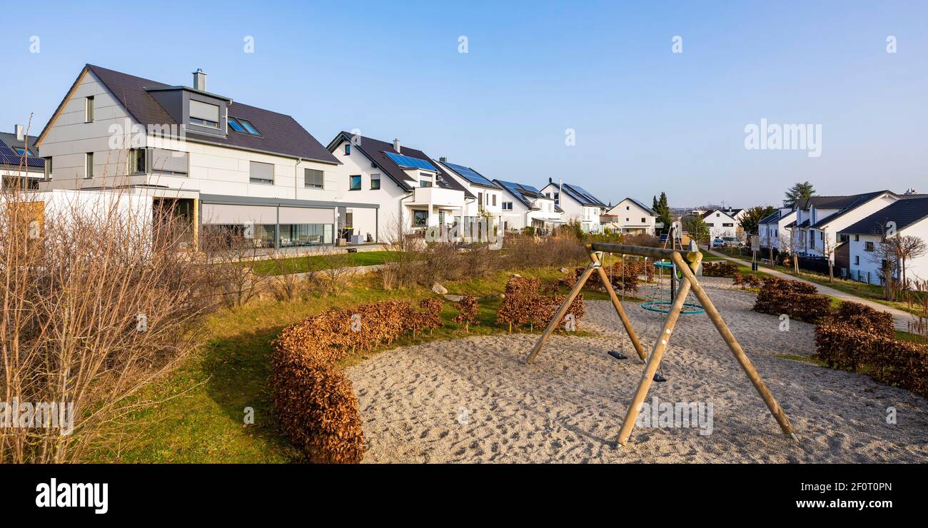 Casas unifamiliares modernas en nueva construcción, sistemas fotovoltaicos,  casa de ahorro de energía, parque infantil, Waiblingen-Hohenacker,  Waiblingen Fotografía de stock - Alamy