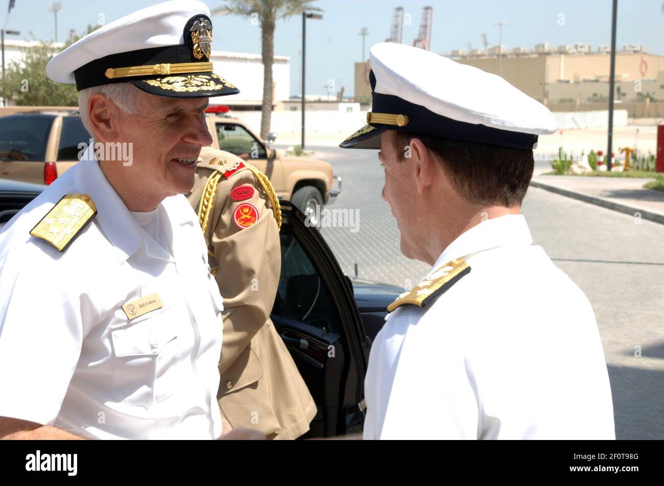 16 de septiembre de 2007 - ACTIVIDAD DE APOYO NAVAL, Bahrein - ADM. William J. Fallon, comandante del comando Central de los Estados Unidos, es recibido por el Vice ADM. Kevin Cosgriff, comandante del comando Central de las Fuerzas Navales de los Estados Unidos (NAVCENT), durante una visita a la sede de NAVCENT en Bahréin. Fallon se reunió con Cosgriff y otros líderes regionales clave sobre la seguridad continua en la región del Golfo como parte de una gira programada del área de responsabilidad del mando Central. Photo Credit:Michael Zeltakalns/DoD/Sipa Press /0803121908 Foto de stock