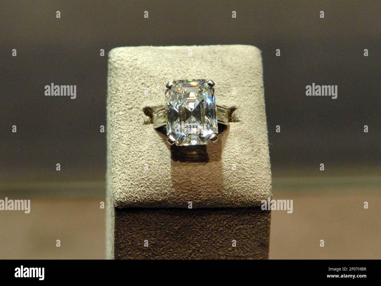 15 de octubre de 2007 - Nueva York, NY - anillo de compromiso de Grace Kelly  en la Oficina de Turismo del Gobierno de Mónaco en Nueva York con  Sotheby's, en estrecha