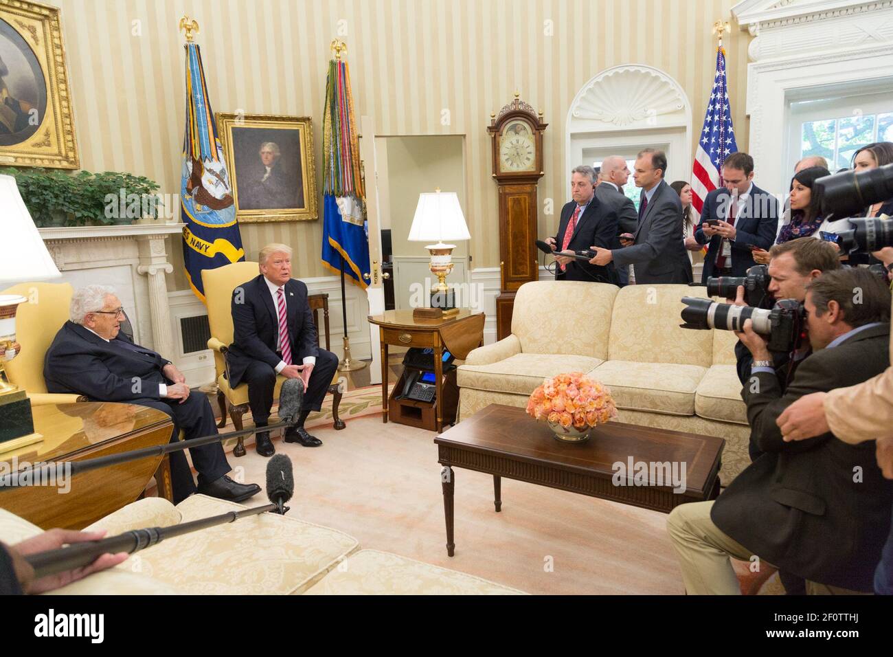 El presidente Donald Trump habla con reporteros durante su reunión con el ex asesor de seguridad nacional y Secretario de Estado Henry Kissinger el miércoles 10 2017 de mayo en la Oficina Oval de la Casa Blanca en Washington D.C. Foto de stock
