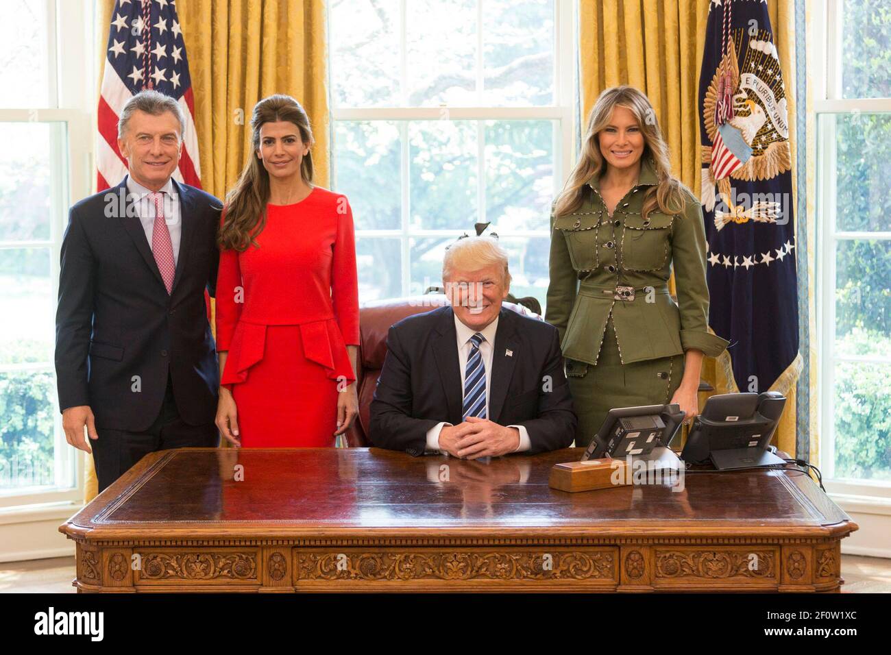 El presidente Donald Trump y la primera dama Melania Trump posan para fotos el jueves 27 2017 de abril con el presidente argentino Mauricio Macri y su esposa Juliana Awada en la Oficina Oval de la Casa Blanca en Washington D.C. Foto de stock