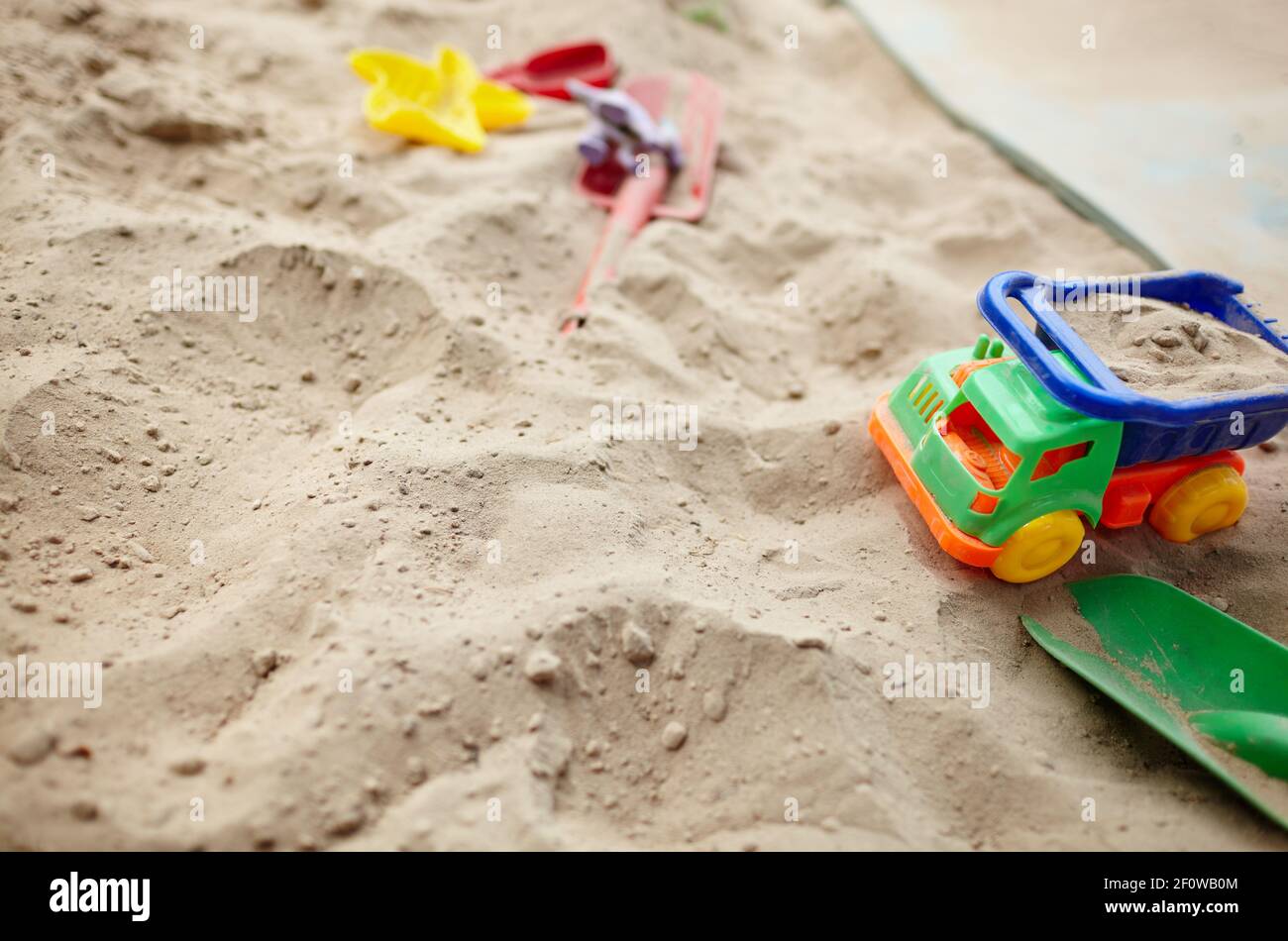 Sandbox al aire libre. Caja de arena para niños con varios juguetes para el  juego. Concepto de verano. Enfoque selectivo con profundidad de campo  reducida Fotografía de stock - Alamy